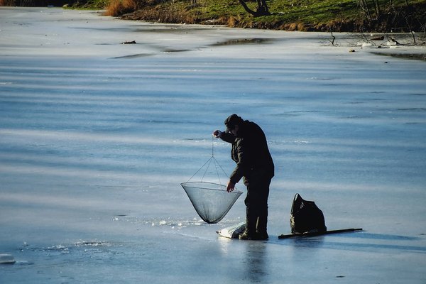 Quels sont les secrets pour une expérience de pêche sur glace en Suède?